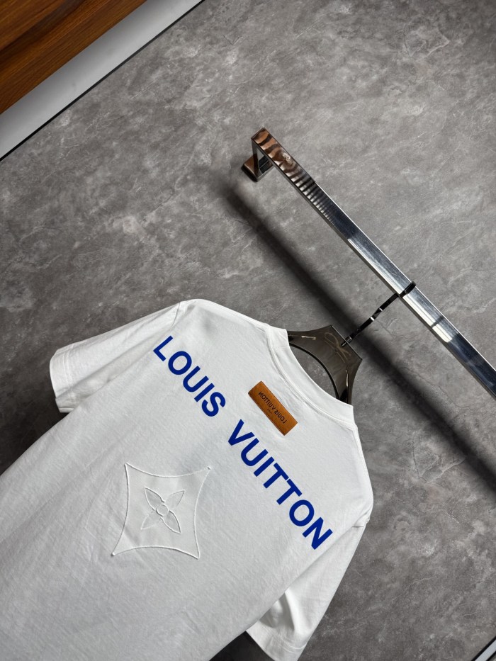入手困難！2026 ルイヴィトン 新作 半袖Tシャツ 偽物