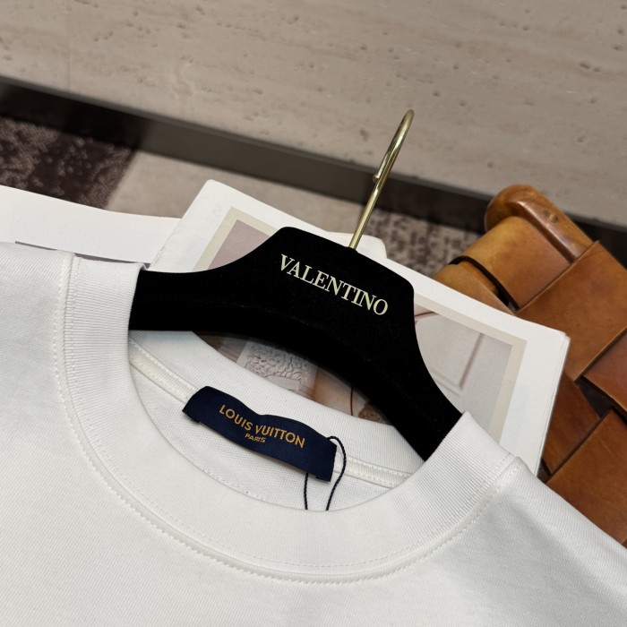 世界中で大人気♪ 2026 ルイヴィトン 新作 半袖Tシャツ 偽物 2色