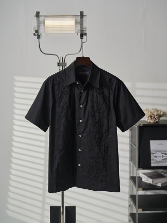 完売必至 2026 ルイヴィトン 新作 半袖Tシャツ 偽物