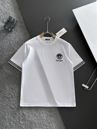 送料込 2026 ヴェルサーチェ 新作 半袖Tシャツ 偽物