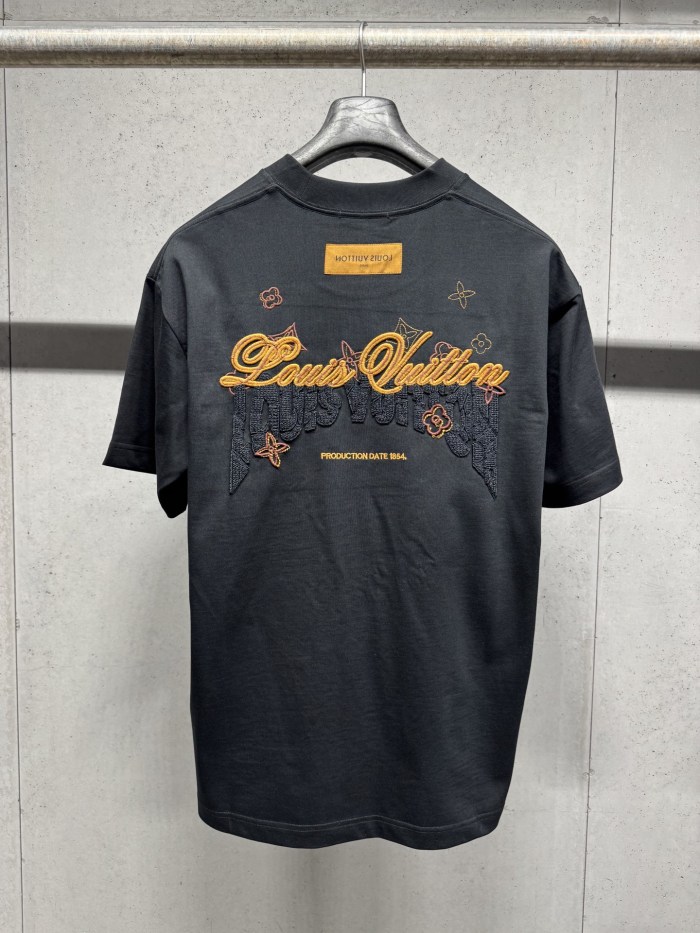 目を惹くカラー 2026 ルイヴィトン 新作 半袖Tシャツ スーパーコピー
