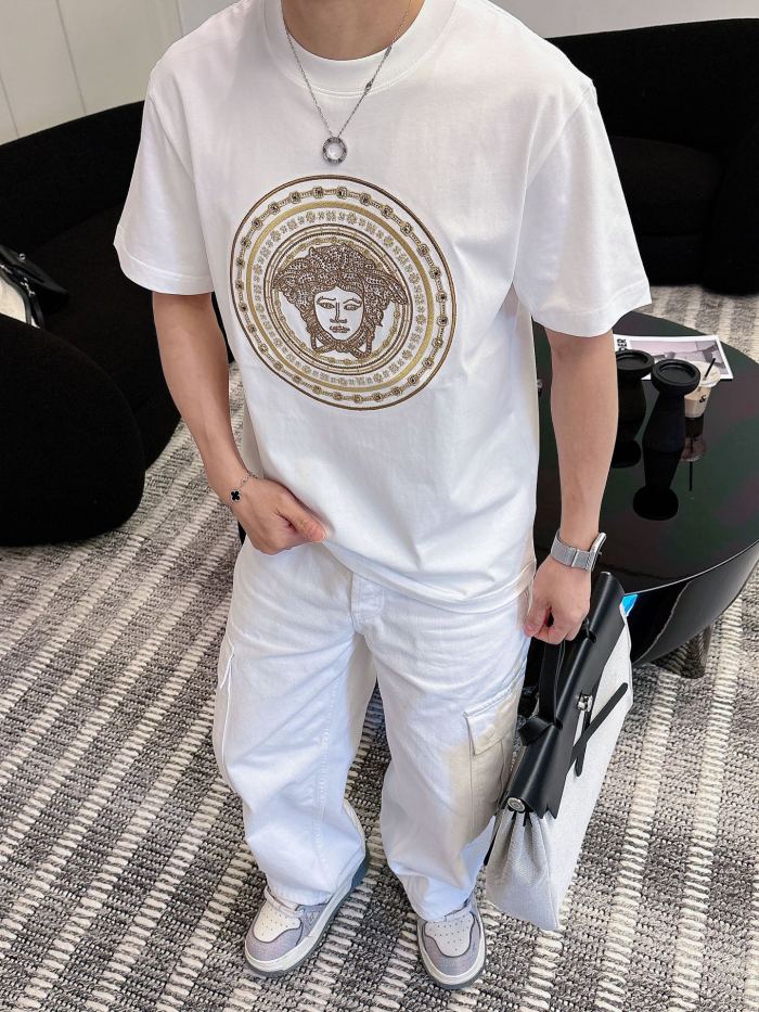 絶対欲しい！ 2026 ヴェルサーチェ 新作 半袖Tシャツ コピー