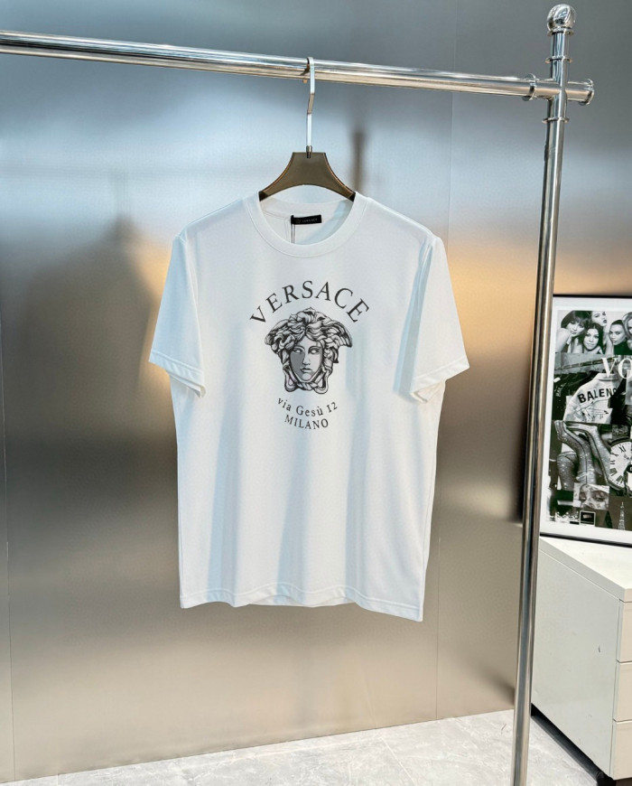 使い勝手良 2026 ヴェルサーチェ 新作 半袖Tシャツ スーパーコピー