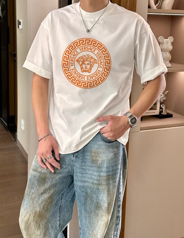 世界中で大人気♪ 2026 ヴェルサーチェ 新作 半袖Tシャツ 偽物