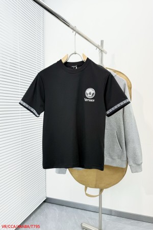 目を惹くカラー 2026 ヴェルサーチェ 新作 半袖Tシャツ コピー