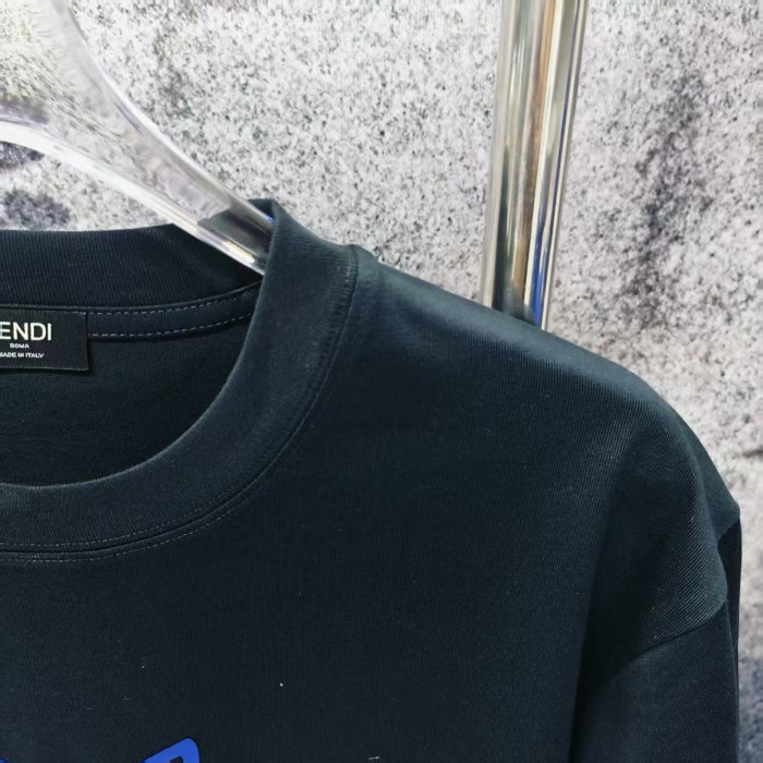 完売必至   2026 フェンディ 新作 半袖Tシャツ 偽物