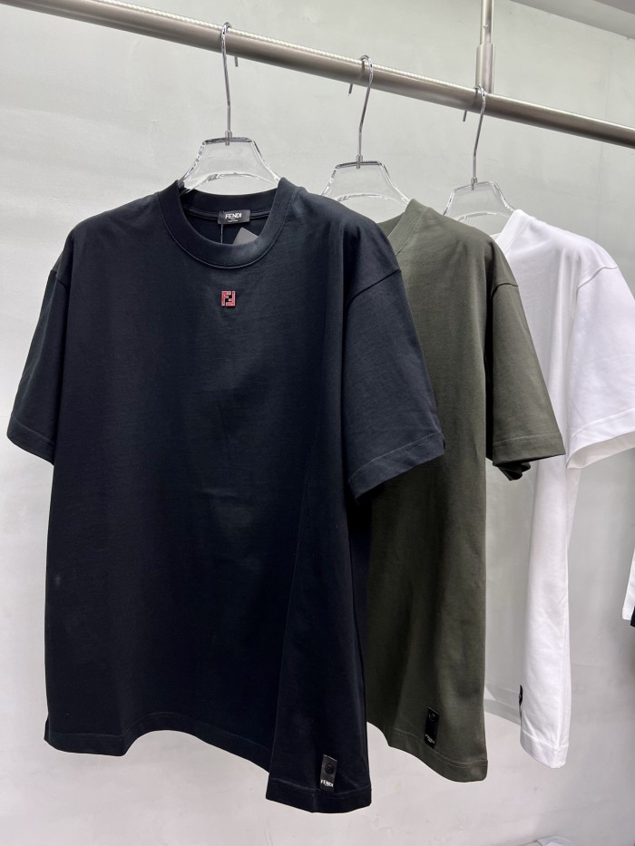 注目度抜群！ 2026 フェンディ 新作 半袖Tシャツ 偽物
