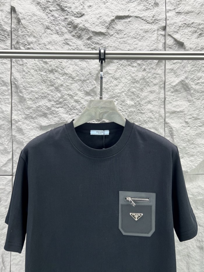 送料込 2026 プラダ 新作 半袖Tシャツ 偽物