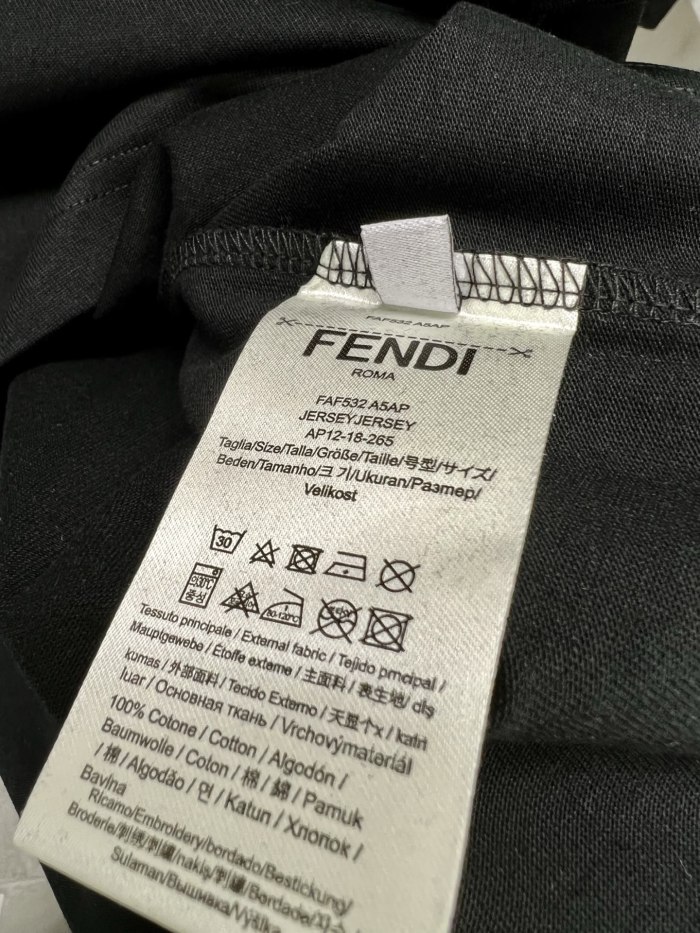注目度抜群！ 2026 フェンディ 新作 半袖Tシャツ 偽物