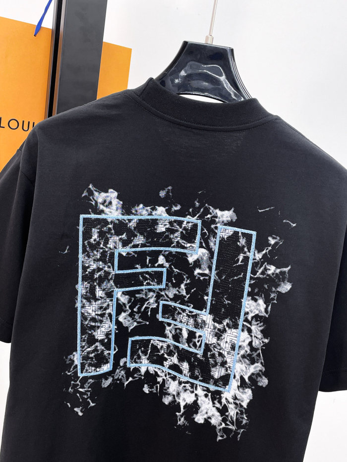 絶対欲しい！ 2026 フェンディ 新作 半袖Tシャツ コピー