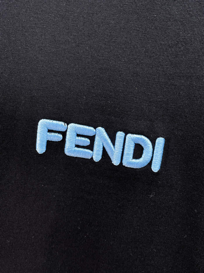 絶対欲しい！ 2026 フェンディ 新作 半袖Tシャツ コピー
