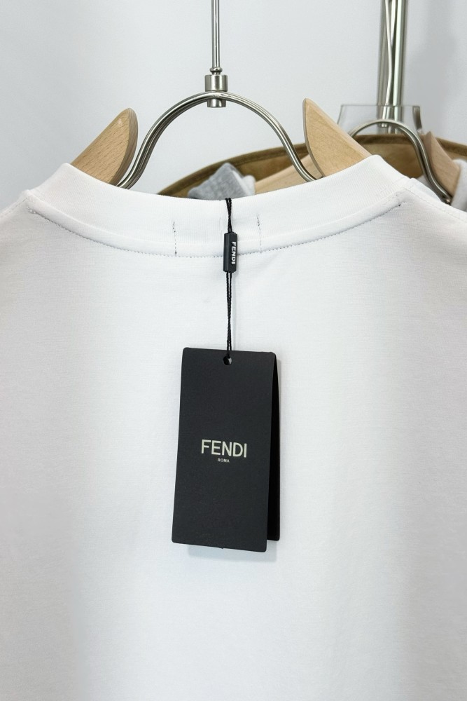 世界中で大人気♪ 2026 フェンディ 新作 半袖Tシャツ 偽物