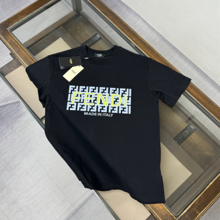 一目惚れ♪ 2026 フェンディ 新作 半袖Tシャツ 偽物