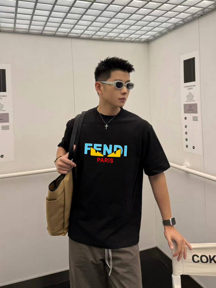 完売必至 ★  2026 フェンディ 新作 半袖Tシャツ コピー  2色