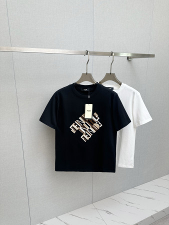 争奪戦 2026 フェンディ 新作 半袖Tシャツ 偽物