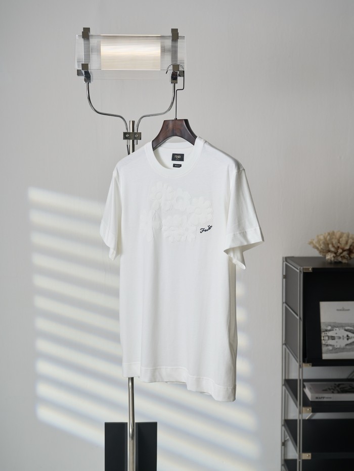 使い勝手良し 2026 フェンディ 新作 半袖Tシャツ 偽物