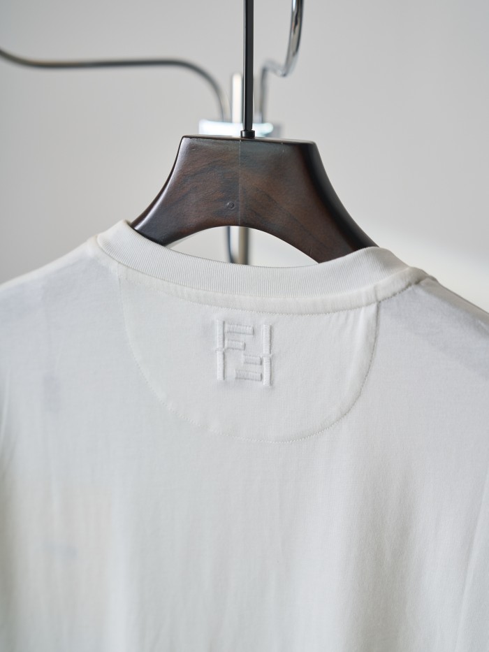 使い勝手良し 2026 フェンディ 新作 半袖Tシャツ 偽物