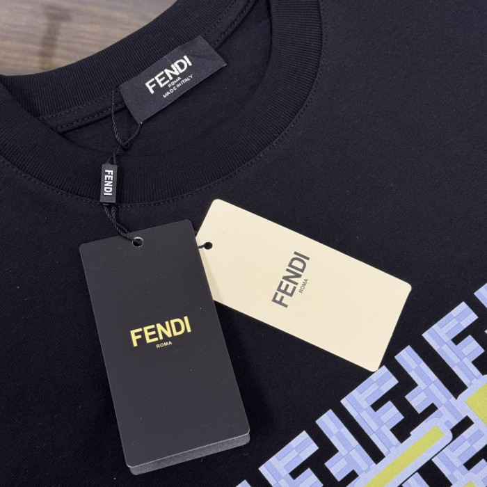 一目惚れ♪ 2026 フェンディ 新作 半袖Tシャツ 偽物