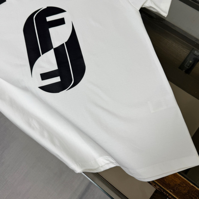 完売必至 2026 フェンディ 新作 半袖Tシャツ 偽物
