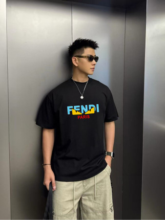 完売必至 ★  2026 フェンディ 新作 半袖Tシャツ コピー  2色