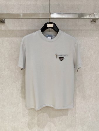 入手困難！2026 プラダ 新作 半袖Tシャツ 偽物