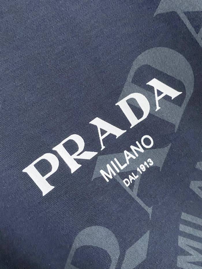 目を惹くカラー 2026 プラダ 新作 半袖Tシャツ コピー