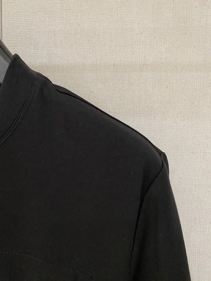 目を惹くカラー 2026 プラダ 新作 半袖Tシャツ コピー