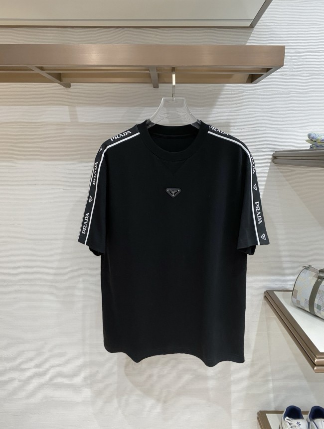 肌触り最高な 2026 プラダ 新作 半袖Tシャツ 偽物