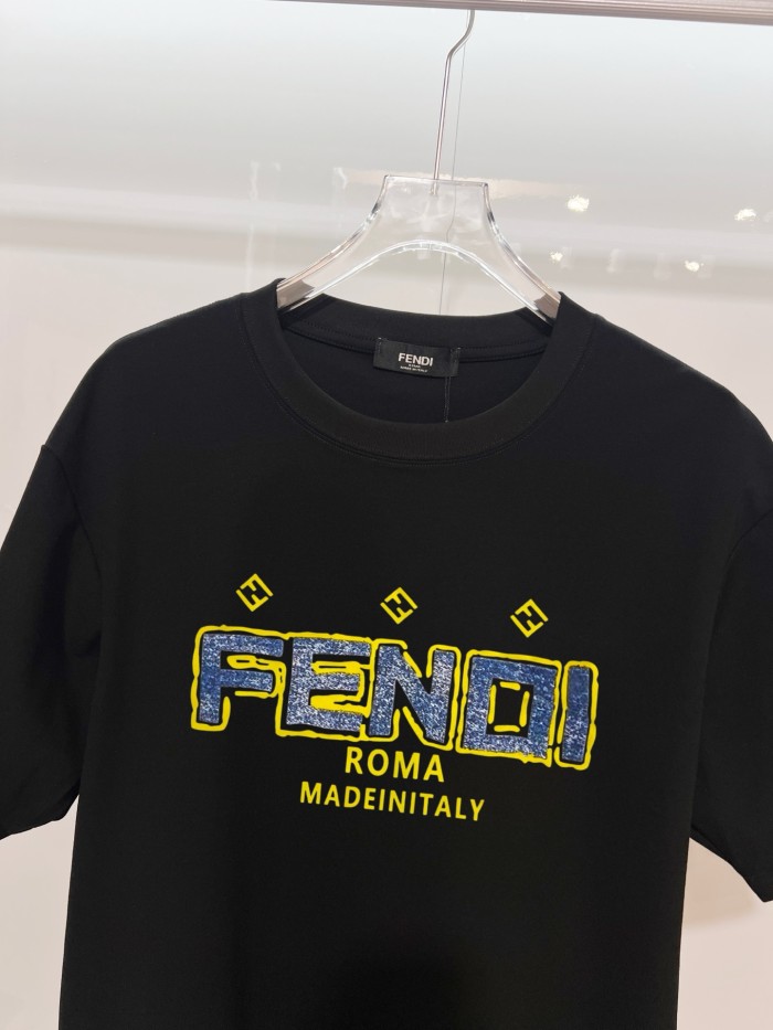 人気急上昇 2026 フェンディ 新作 半袖Tシャツ 偽物