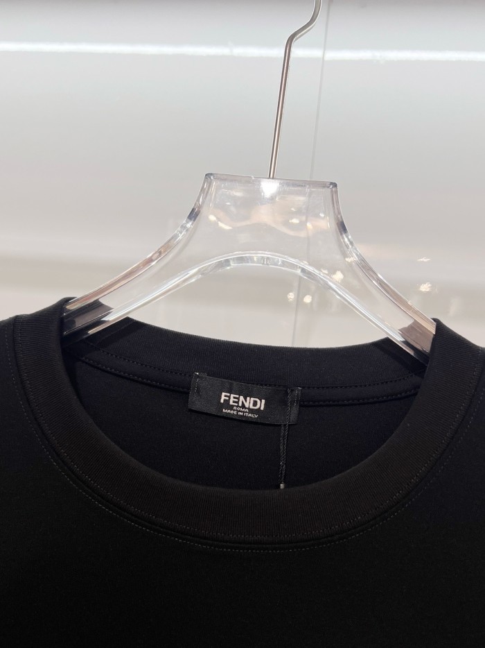 人気急上昇 2026 フェンディ 新作 半袖Tシャツ 偽物