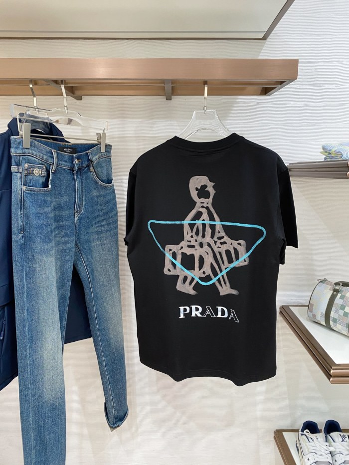 入手困難品！2026 プラダ 新作 半袖Tシャツ 偽物