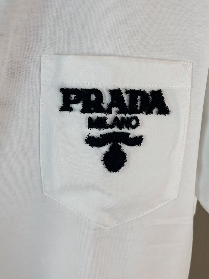人気急上昇 2026 プラダ 新作 半袖Tシャツ 偽物