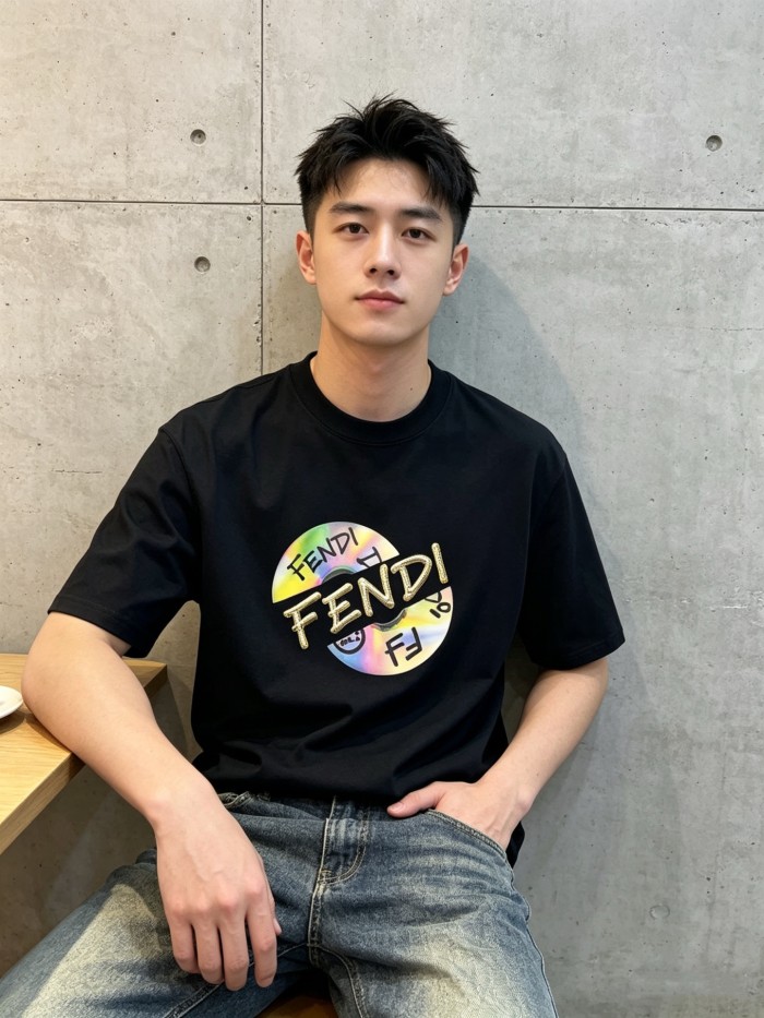 即発送！ 2026 フェンディ 新作 半袖Tシャツ コピー