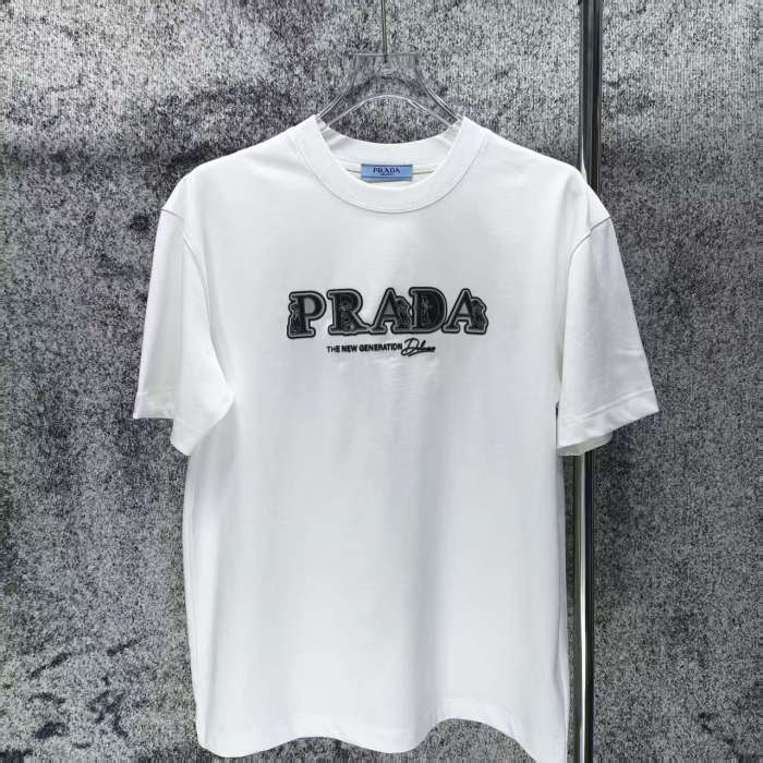 ☆超人気☆ 2026 プラダ 新作 半袖Tシャツ 偽物