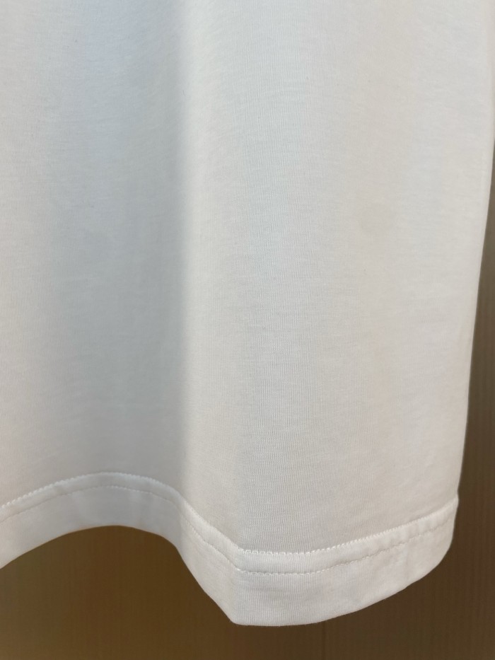 人気急上昇 2026 プラダ 新作 半袖Tシャツ 偽物