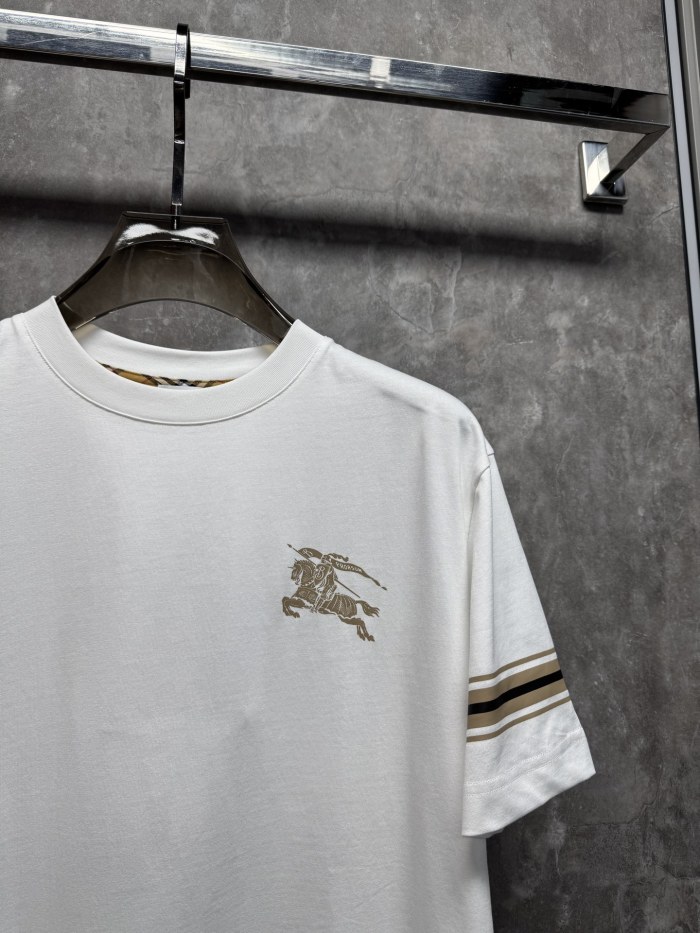 世界中で大人気♪ 2026 バーバリー 新作 半袖Tシャツ 偽物