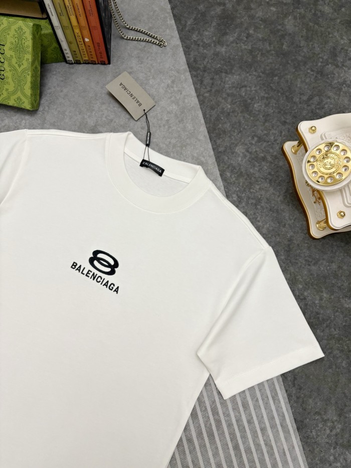注目度抜群！ 2026 バレンシアガ 新作 半袖Tシャツ スーパーコピー