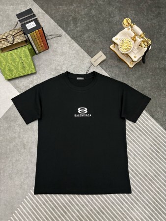 人気急上昇新作  2026 バレンシアガ 新作 半袖Tシャツ 偽物
