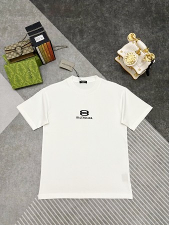 注目度抜群！ 2026 バレンシアガ 新作 半袖Tシャツ スーパーコピー