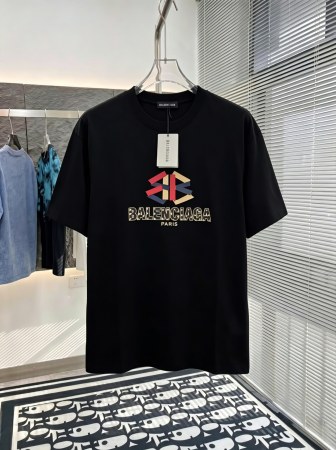 累積売上総額第１位！ 2026 バレンシアガ 新作 半袖Tシャツ 偽物