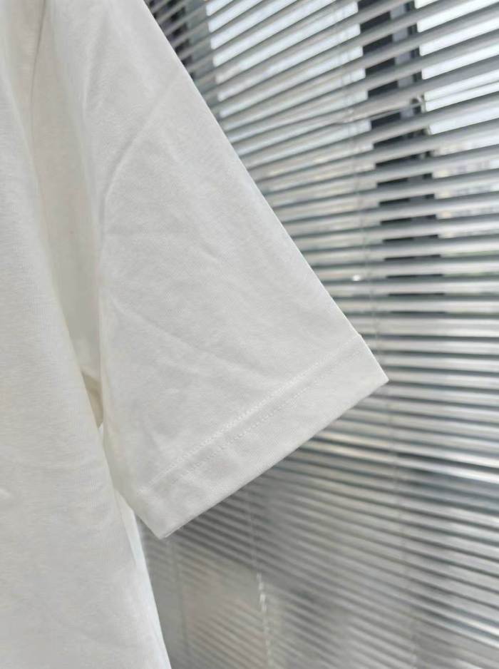 人気急上昇新作 2026 バレンシアガ 新作 半袖Tシャツ 偽物