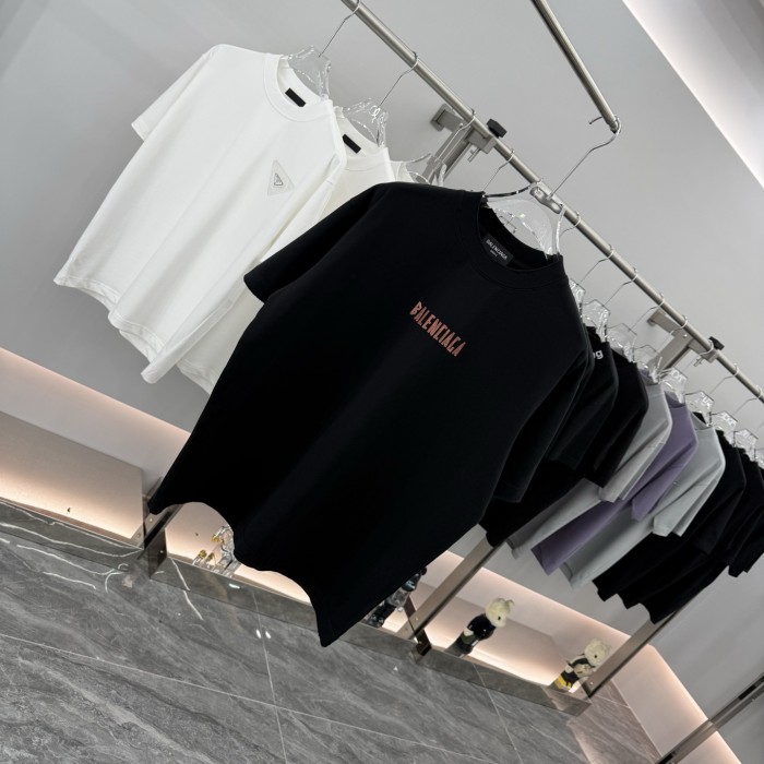 目を惹くカラー  2026 バレンシアガ 新作 半袖Tシャツ コピー