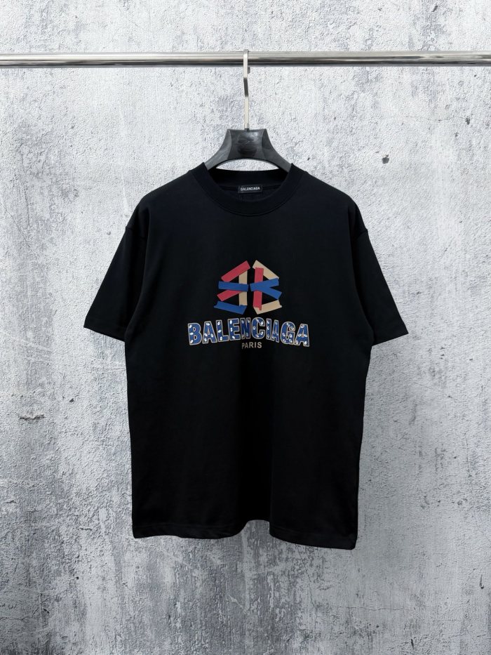 使い勝手良 2026 バレンシアガ 新作 半袖Tシャツ 偽物