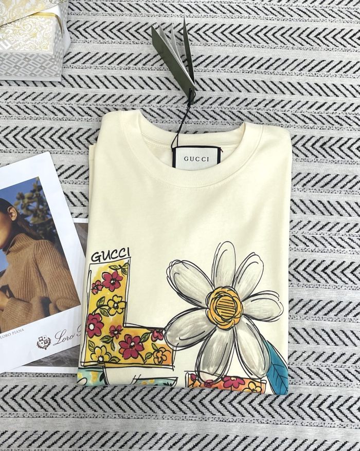 高品質 2026 グッチ 新作 半袖Tシャツ 偽物