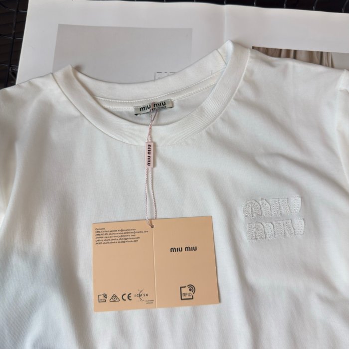 注目度抜群！ 2026 ミュウミュウ 新作 半袖Tシャツ スーパーコピー