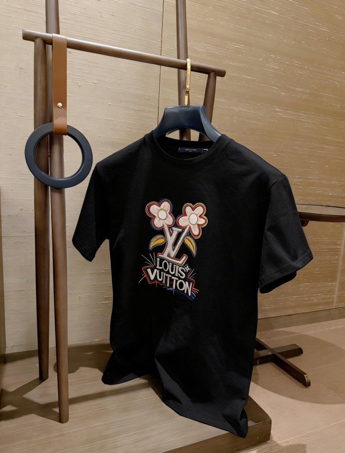 完売必至 2026 ルイヴィトン 新作 半袖Tシャツ 偽物