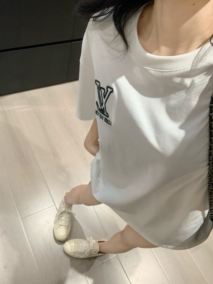 注目度抜群！2026 ルイヴィトン 新作 半袖Tシャツ 偽物