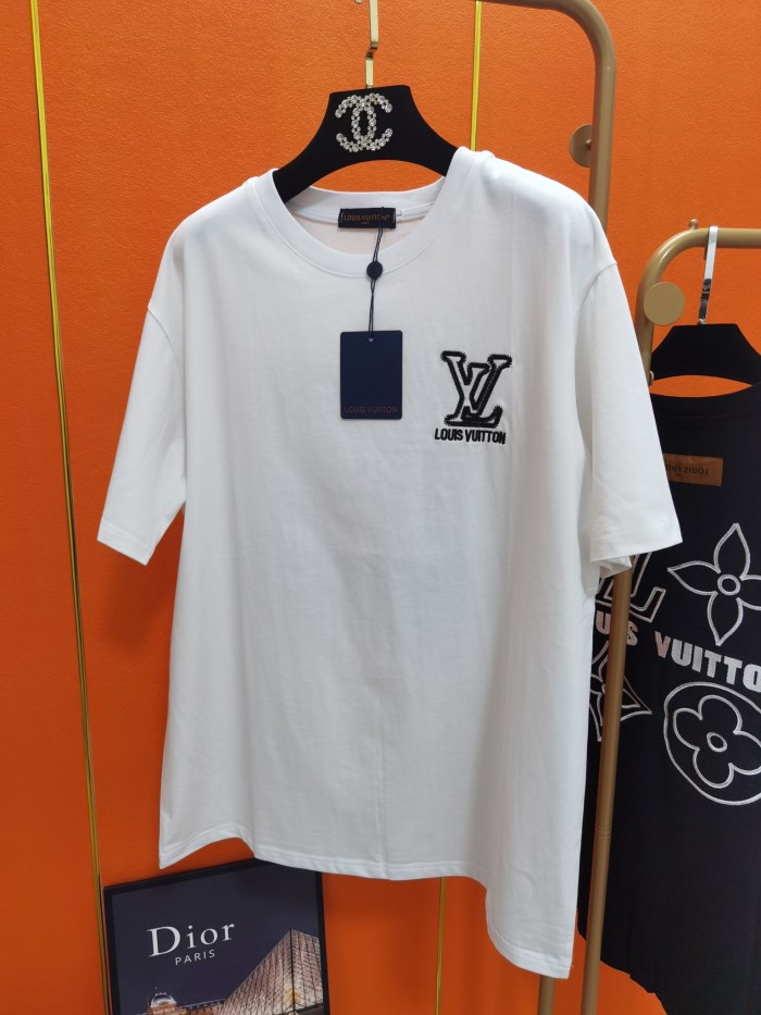 注目度抜群！2026 ルイヴィトン 新作 半袖Tシャツ 偽物