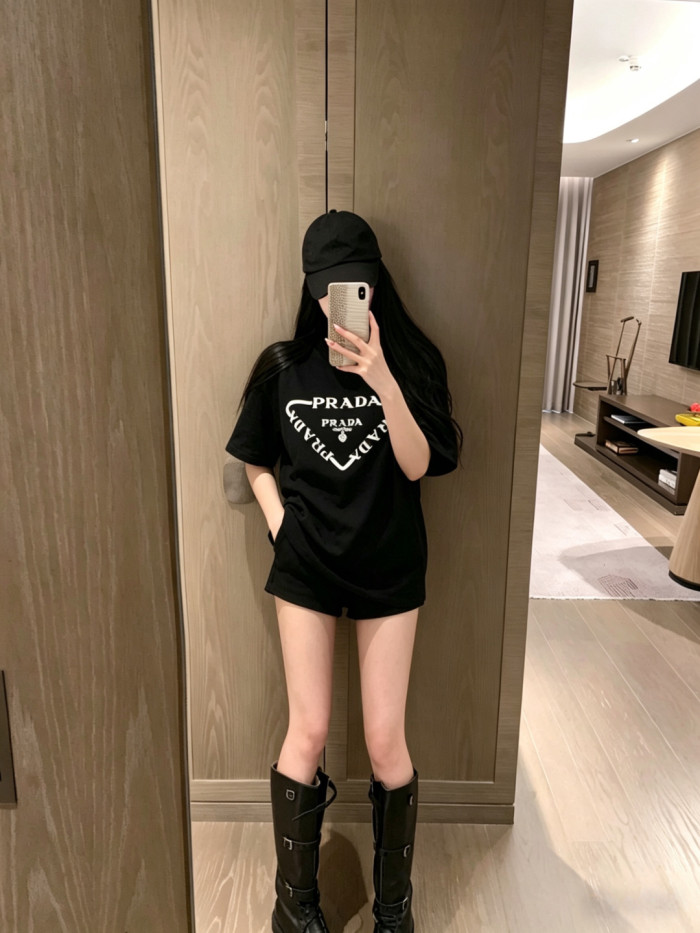 即発送！ 2026 プラダ 新作 半袖Tシャツ コピー