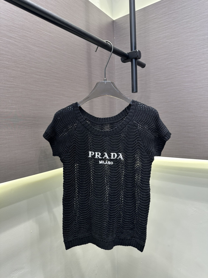 目を惹くカラー 2026 プラダ 新作 半袖Tシャツ 偽物 3色